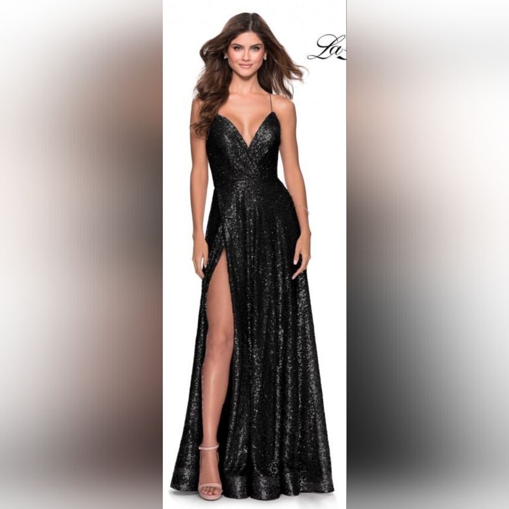 LA FEMME 28276 sequin A-line gown with plunging V-neck NWT Size 6 Black